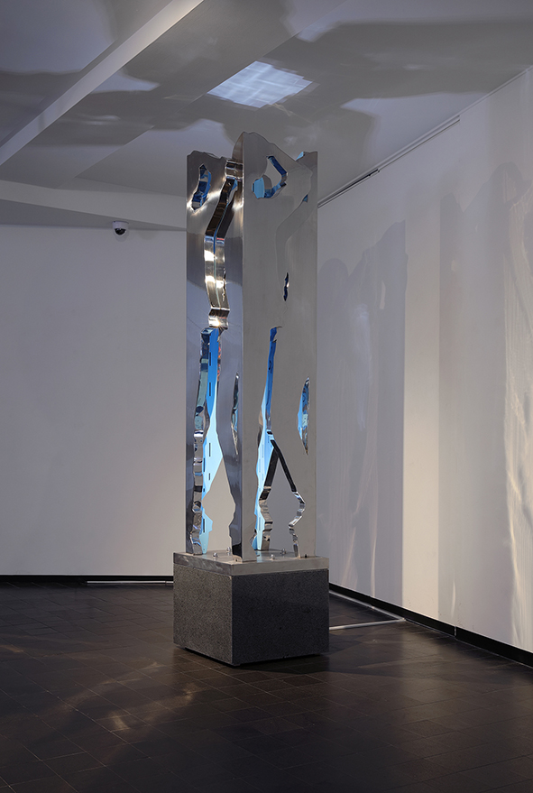 도시=인간.450x540x2600mm.화강석.스테인레스스틸.메탈릭도장.2020.JPG